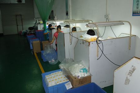 對硅膠產(chǎn)品進(jìn)行檢驗(yàn)和拆邊線 對硅膠產(chǎn)品進(jìn)行檢驗(yàn)和拆邊線